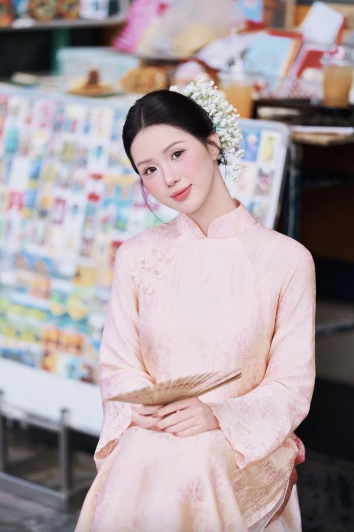 "Là một sinh viên trường ĐH Ngoại thương, mình cảm thấy tự hào khi ngôi trường có những thế hệ phụ nữ vừa có tri thức, vừa biết dùng tri thức và sức ảnh hưởng của mình để cống hiến cho xã hội. Đó cũng là điều mình muốn học hỏi", Khánh Vi chia sẻ.