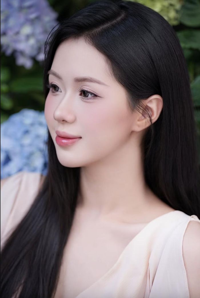 Đồng thời, người đẹp Ninh Bình cũng luyện hát để hoàn thiện khả năng trình diễn và thể hiện bản thân. 
