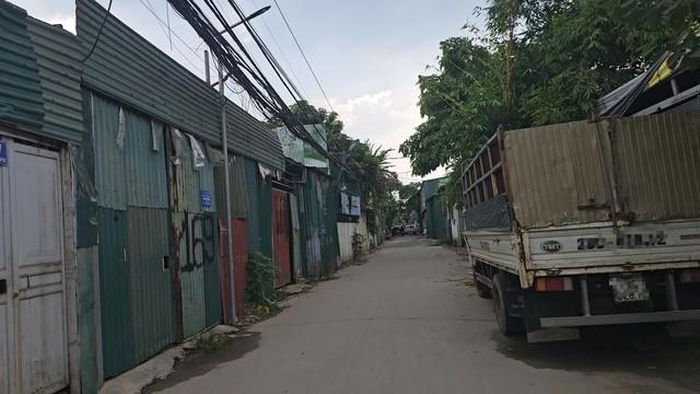 Nhiều nhà xưởng xây dựng tạm bợ, hệ thống điện chằng chịt, tiềm ẩn nguy cơ cháy nổ cao - (ảnh Nhật Tân).