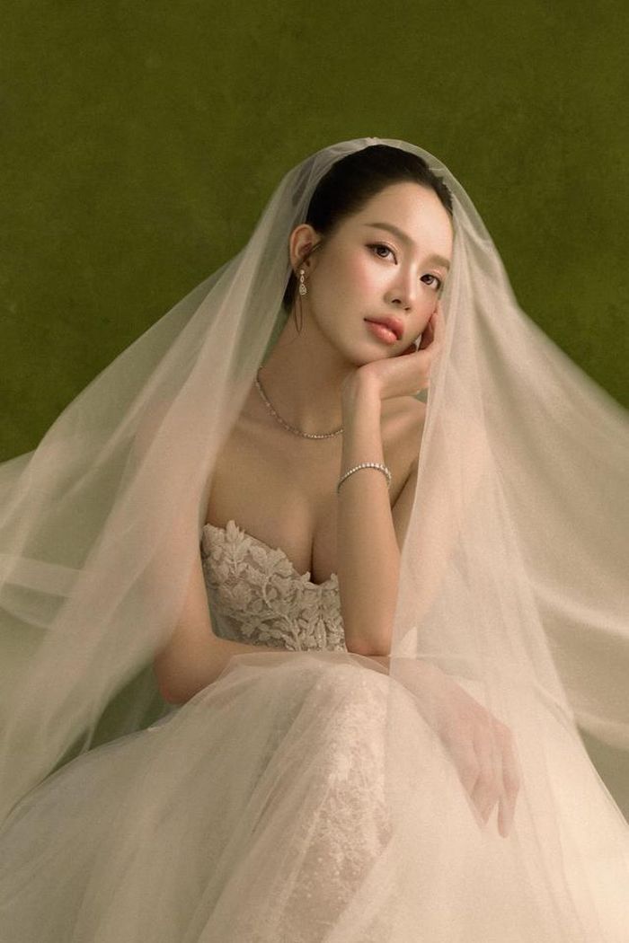 Thiết kế phom corset cúp ngực và siết eo giúp Thanh Thủy làm nổi bật vòng một đầy đặn cùng bờ vai quyến rũ.