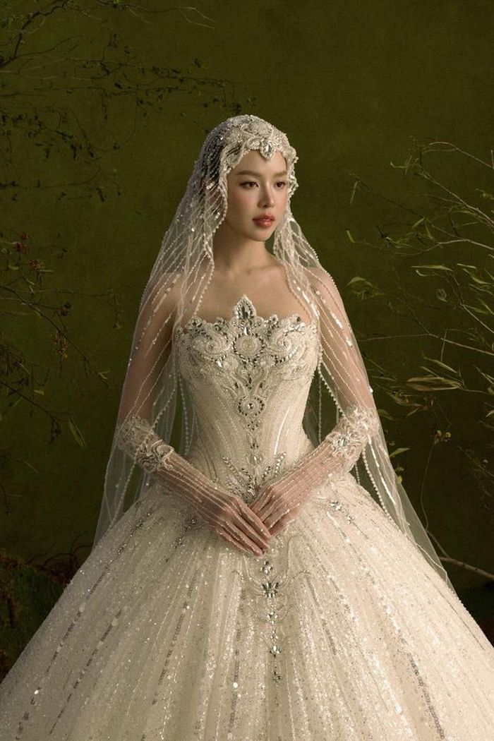 Trên nền organza, tulle, chiffon, satin và taffeta, các thiết kế giúp tôn lên vẻ đẹp nữ tính, ngọt ngào của nàng hậu sinh năm 2000.