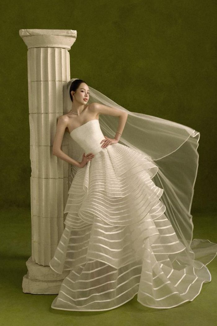 Từ thiết kế ball gown bồng bềnh đến phom chữ A thanh lịch, mỗi tác phẩm đều tôn vinh vẻ đẹp cô dâu trong từng chuyển động và thêm nổi bật khi ánh sáng lướt qua.