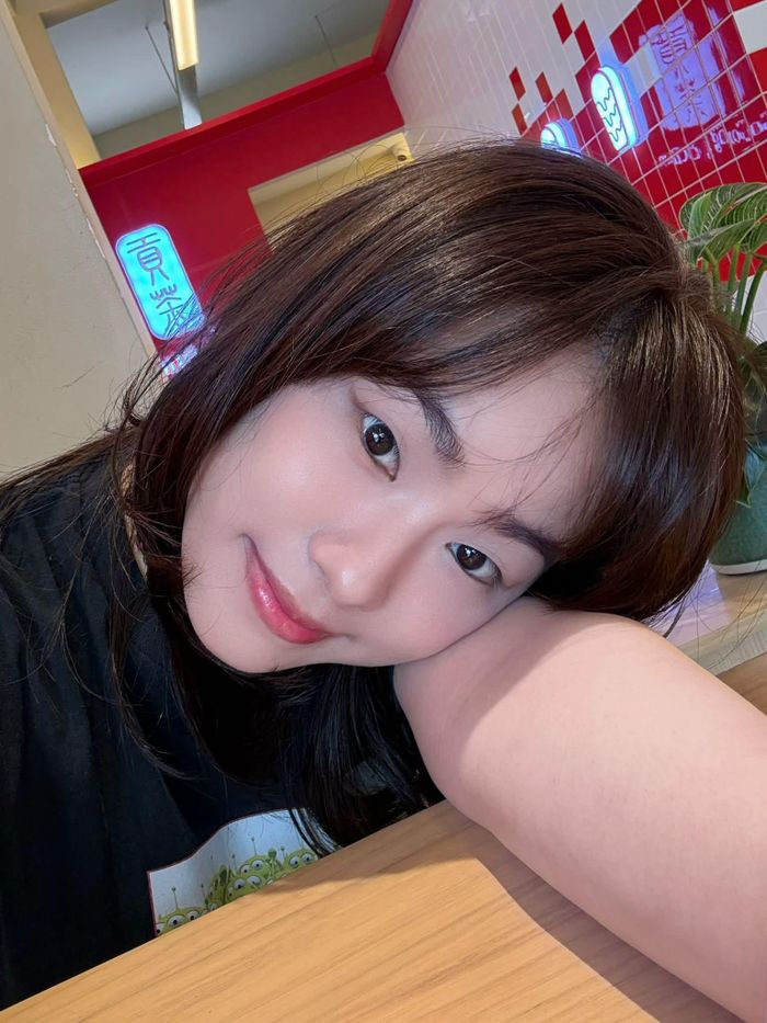 Ca sĩ Lương Bích Hữu đăng tải bức ảnh ghi lại khoảnh khắc đời thường với phong cách giản dị. Cô khẳng định bản thân chưa từng sử dụng bất kỳ dịch vụ phẫu thuật hay chỉnh sửa nhan sắc nào.