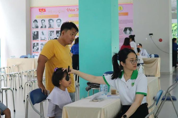 Một học sinh đang được bác sĩ khám mắt. Ảnh: BVCC