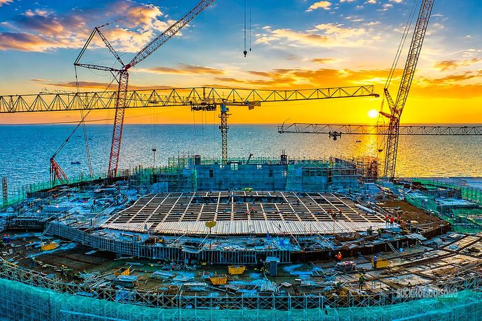 Hệ thống cần cẩu hoạt động quanh khối công trình chính. Ảnh: N.Hà