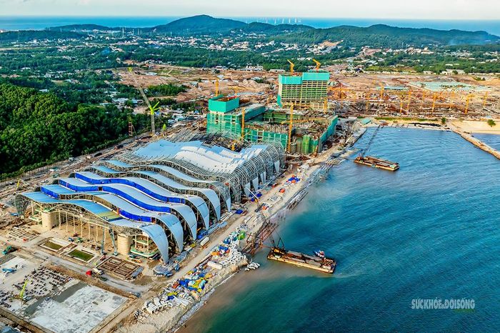 Các lớp mái kim loại dần bao phủ khung thép công trình. Ảnh: N.Hà