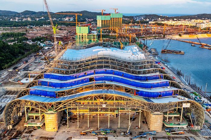 Nhà biểu diễn đa năng đang được đẩy nhanh thi công. Ảnh: N.Hà