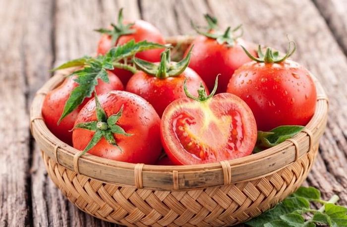 Cà chua tươi giúp bảo vệ tim mạch nhờ chứa lycopene, kali và chất xơ. Ảnh minh họa AI