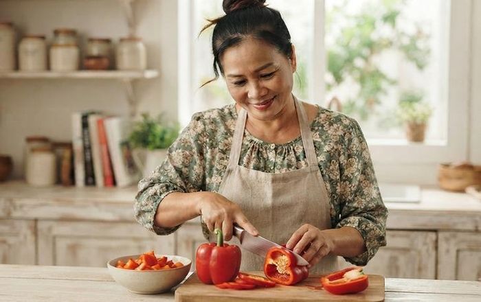 Nên bổ sung các loại rau củ và trái cây màu đỏ vào thực đơn ăn uống hàng ngày để bảo vệ tim mạch. Ảnh minh họa AI