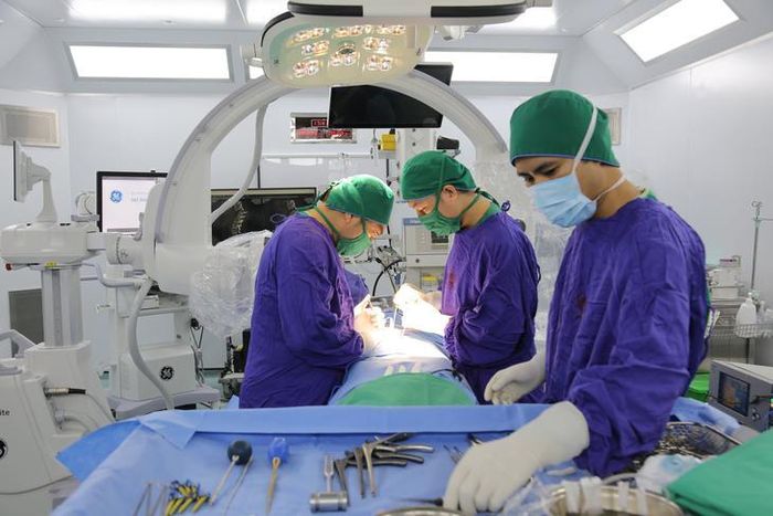 Kíp bác sĩ ngoại thần kinh – cột sống thực hiện phẫu thuật cho bệnh nhân H. Ảnh: BVCC