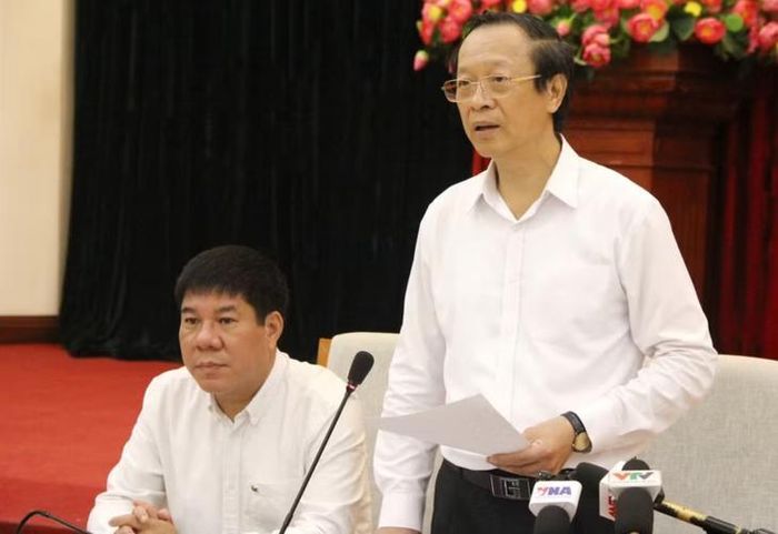 Thứ trưởng Thường trực Phạm Ngọc Thưởng (phải ảnh) chủ trì họp báo. Ảnh: Sỹ Điền