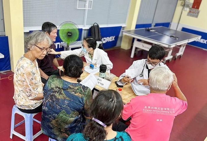 Trạm Y tế phường Long Bình tổ chức khám sức khỏe toàn dân hôm 4/8. Ảnh: Đỗ Hiền.