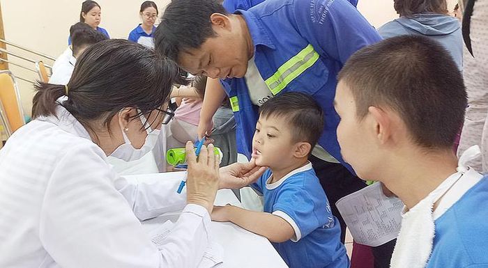 Trạm Y tế phường Xuân Hòa tổ chức khám sức khỏe cho các em 'đặc biệt' ở Trung tâm Điều dưỡng, Phục hồi chức năng, Trợ giúp trẻ em và Hỗ trợ người khuyết tật. Ảnh: Đỗ Hiền.
