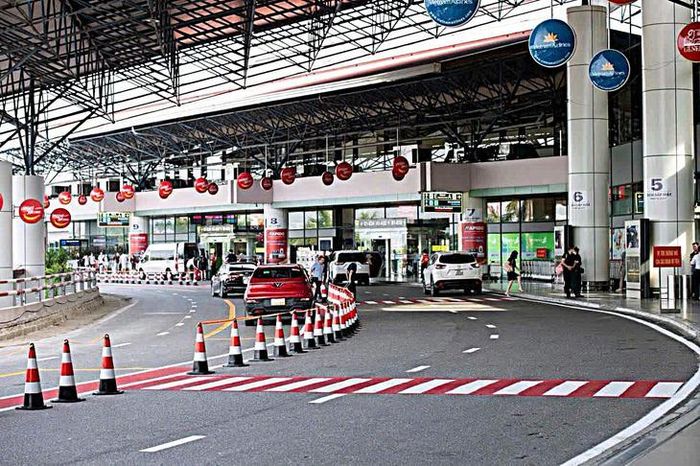 Sân bay Nội Bài điều chỉnh làn đón xe dịch vụ tại nhà ga T1 sau phản ánh của hành khách, cho phép xe biển vàng dưới 9 chỗ đón khách tại làn 3, sảnh E.