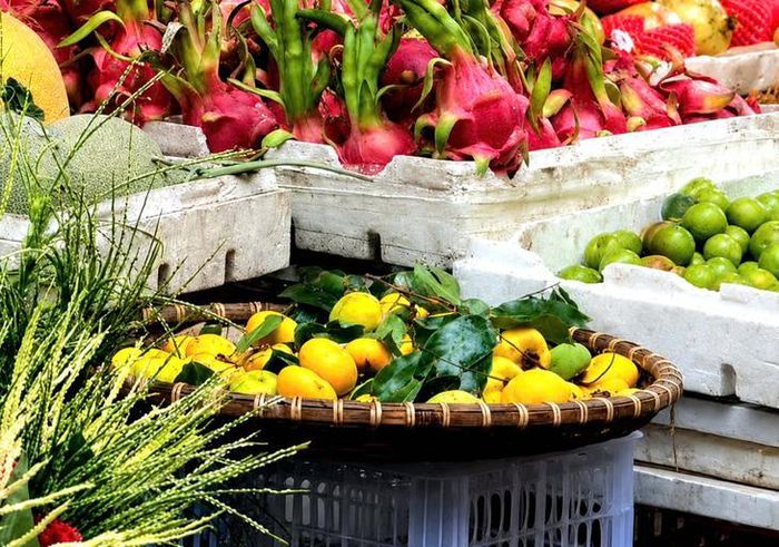 Nhiều cửa hàng hoa quả bày bán quả thị. Ảnh: Quỳnh Mai.