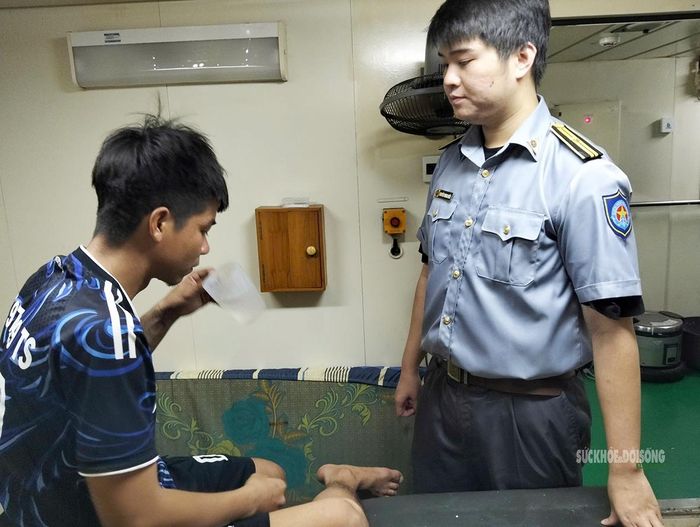 Cán bộ Tàu KN-278 thăm hỏi, động viên ngư dân sau khi được hỗ trợ y tế. Ảnh: Nhật Minh