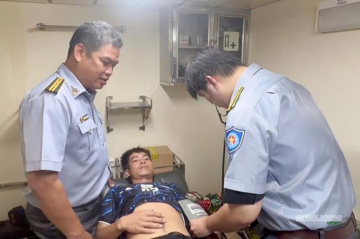 Tổ quân y Tàu KN-278 kiểm tra sức khỏe cho ngư dân Nguyễn Hữu Thọ. Ảnh: Nhật Minh