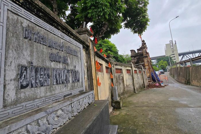 Cốt nền cổng làng thấp hơn khu vực xung quanh. Ảnh: T.Anh