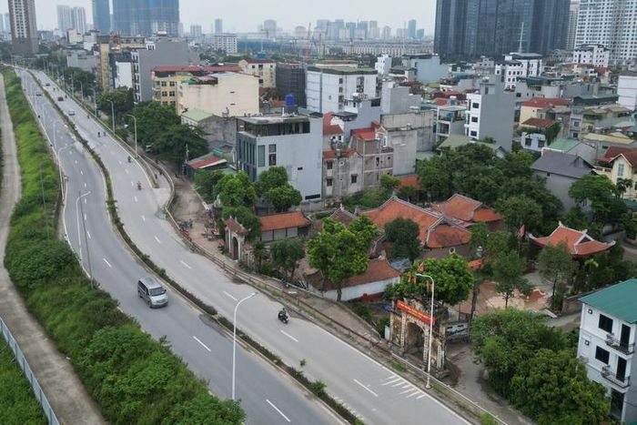 Cổng làng Nhật Tảo giữa không gian đô thị hiện đại. Ảnh: T.Anh