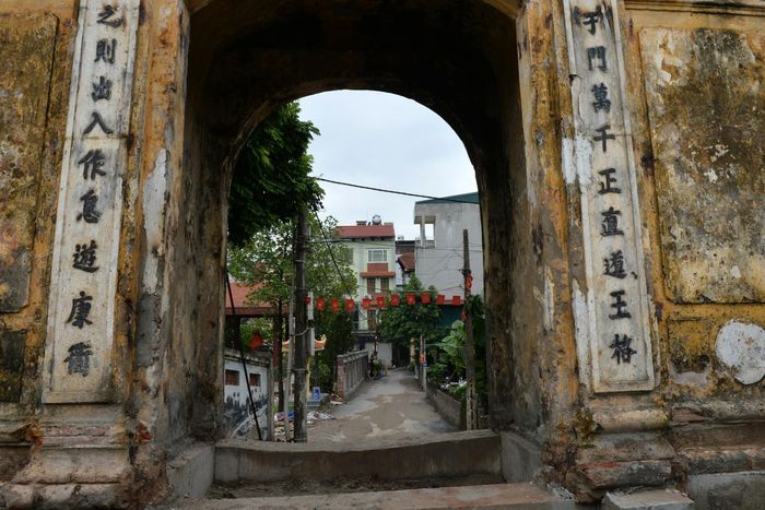 Hệ vòm và câu đối được giữ nguyên trạng. Ảnh: T.Anh