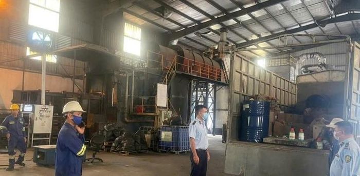 Số hóa chất độc hại này được thiêu đốt ở nhiệt độ cao theo quy trình đặc biệt để bảo đảm an toàn môi trường và sức khỏe cộng đồng. Ảnh: Chi cục QLTT Thanh Hóa.