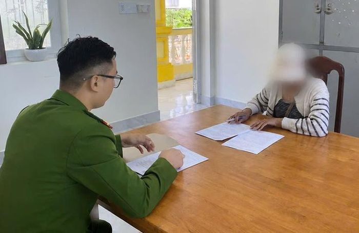Công an phường Lang Biang – Đà Lạt làm việc với chị B.Đ.M.K. Ảnh: CALĐ.
