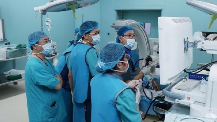 Ekip đang thực hiện kỹ thuật ERCP.