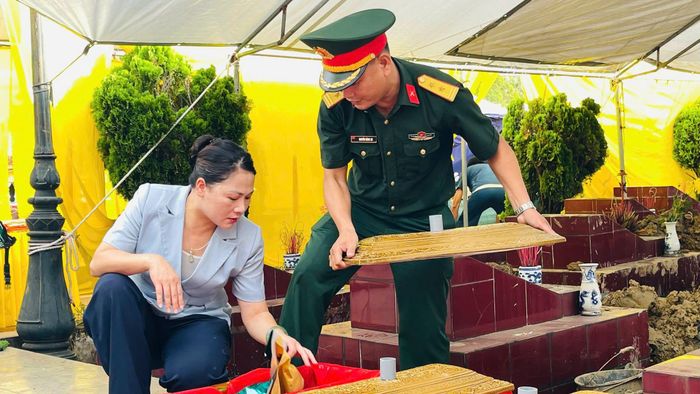 Bà Trịnh Ngọc Ánh - Bí thư Đảng ủy xã Đại Sơn kiểm tra công tác lấy mẫu ADN tại Nghĩa trang Liệt sĩ trên địa bàn.Ảnh: ĐẠI SƠN NGÀY MỚI.