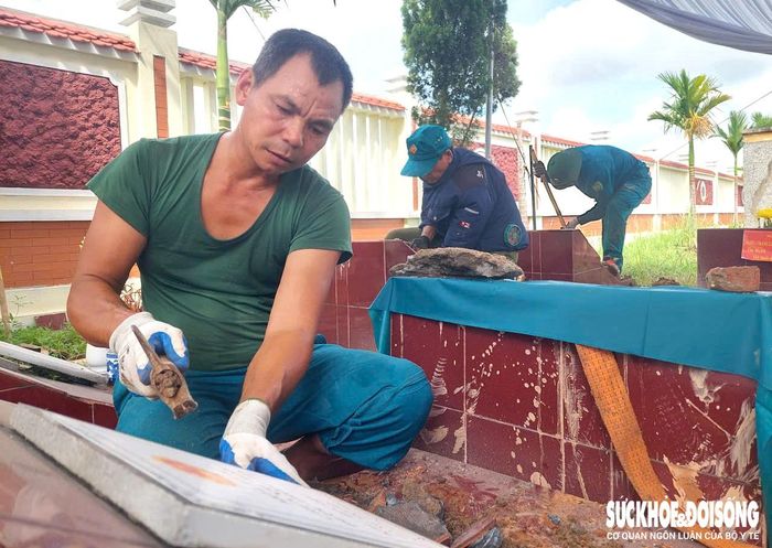 Lực lượng dân quân tự vệ xã đang làm nhiệm vụ khai quật. Ảnh: Đ.Tùy