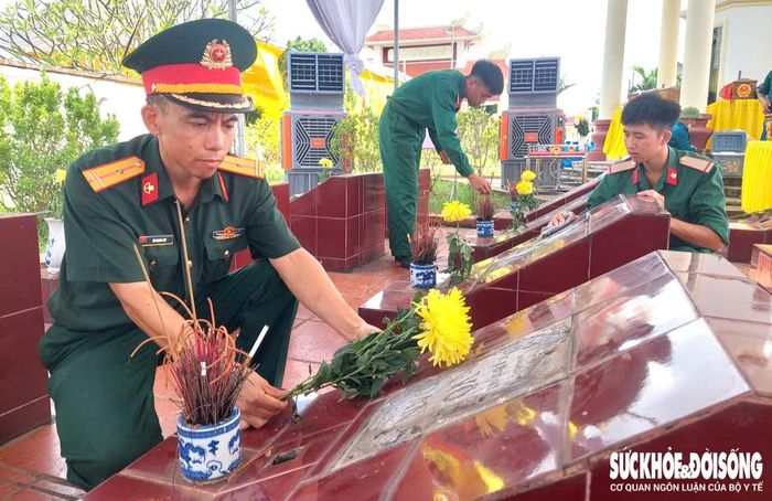 Ban chỉ huy Quân sự xã Chí Minh dâng hương, hoa trên các phần mộ trước khi thực hiện khai quật. Ảnh: Đ.Tùy.