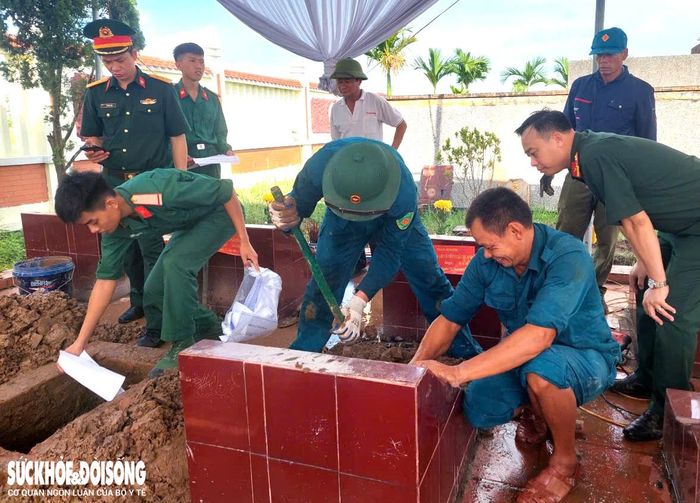 Công tác khai quật mộ liệt sĩ chưa có thông tin tại xã Chí Minh. Ảnh: Đ.Tùy