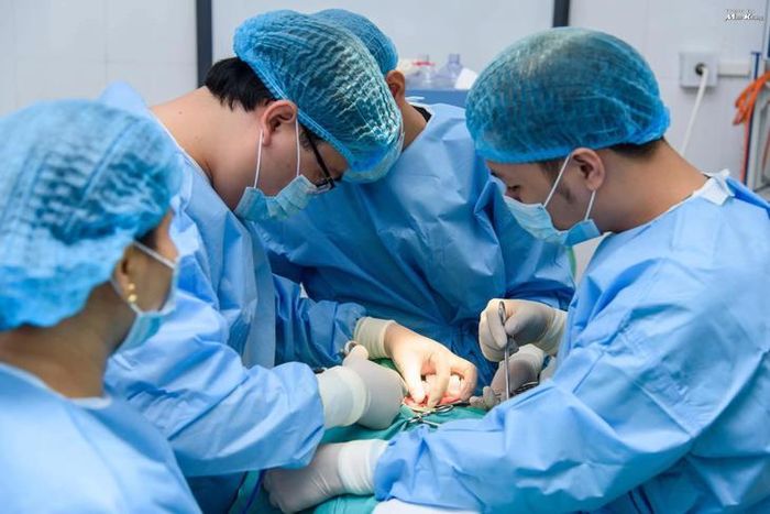 Các bác sĩ Bệnh viện Phổi Nghệ An thực hiện phẫu thuật cho bệnh nhân.
