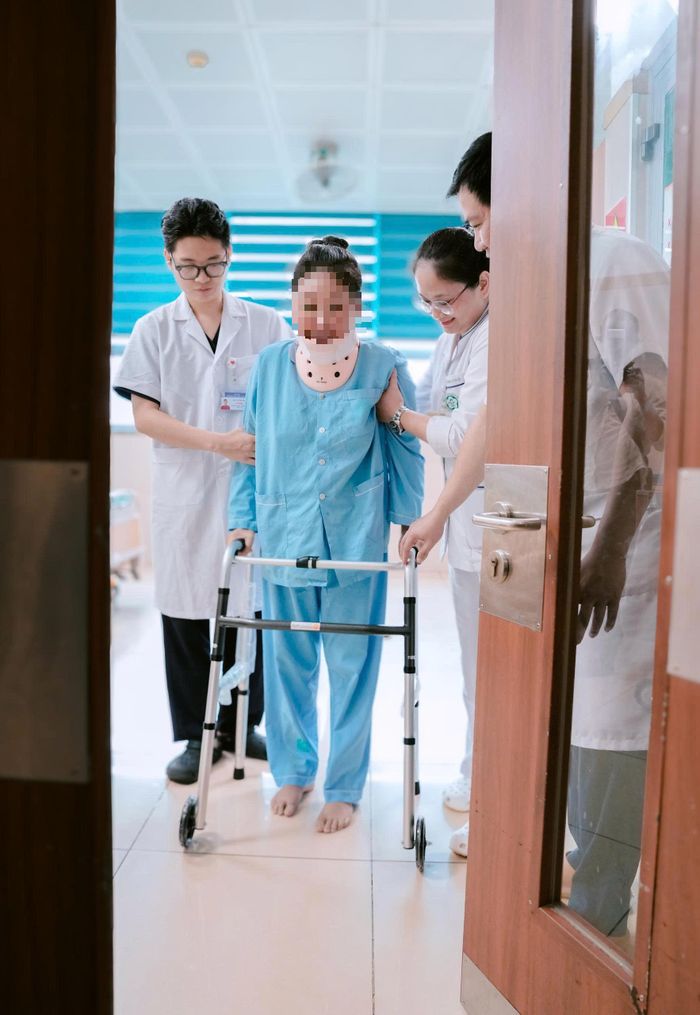 "Điều hạnh phúc nhất với chúng tôi không chỉ là hoàn thành một ca mổ khó, mà là nhìn thấy người bệnh lấy lại khả năng tự chăm sóc bản thân và trở về với gia đình", BSCKII Nguyễn Đức Hoàng chia sẻ. Ảnh: BVCC