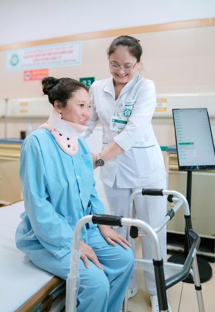 "Giờ tôi đã tự đi lại được. Gia đình ở quê nhà khi biết tin đều bật khóc. Tôi xin cảm ơn các bác sĩ Bệnh viện Bạch Mai và những người đã giúp đỡ gia đình tôi", chị N. nói qua phiên dịch. Ảnh:BVCC