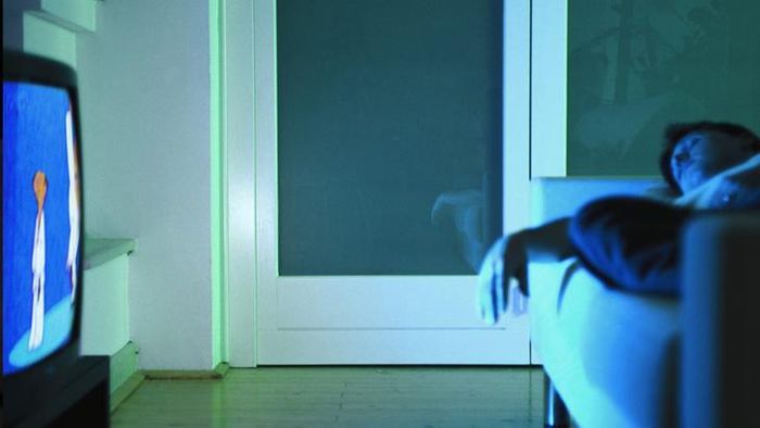 Không ít người có thói quen bật tivi rồi đi ngủ. Tuy nhiên, dưới góc độ y học, đây không phải là một thói quen có lợi. Ảnh minh họa AI