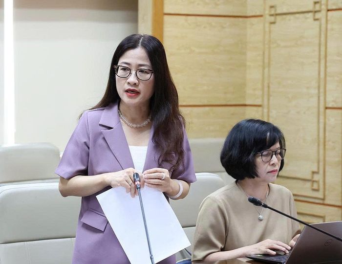 Bà Trần Thị Trang - Vụ trưởng Vụ BHYT thông tin về dự thảo Nghị định tại hội nghị. Ảnh: Trần Minh