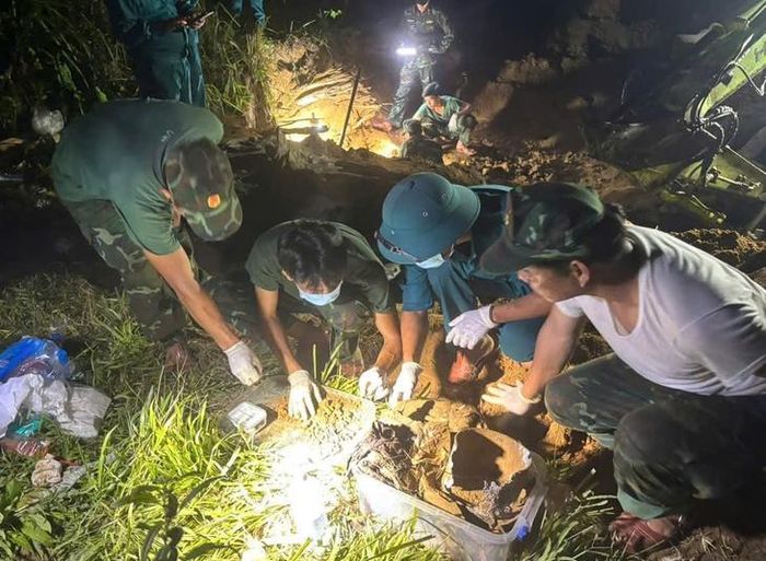 Đội tìm kiếm khai quật hầm trú ẩn và phát hiện nhiều di vật. Ảnh: Quang Cường