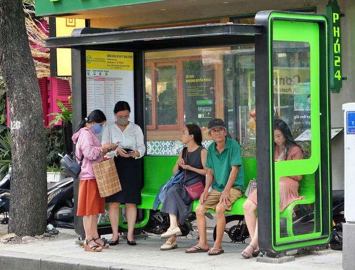 Sắc neon rực rỡ từ các trạm chờ xe buýt chờ thu hút mọi ánh nhìn. Ảnh: Trung tâm Quản lý Giao thông công cộng TP.HCM.
