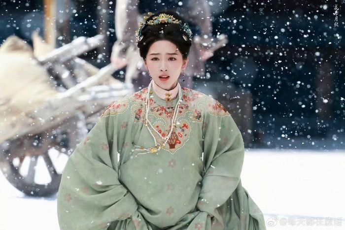 Đặng Ân Hy sinh năm 2005, đang ở độ tuổi đẹp như hoa, ăn khớp hoàn hảo với tiểu thư Phó Đình Vân. Loạt ảnh leak cảnh chạy trong tuyết của cô khi ghi hình "Hoa Khai Cẩm Tú" từng gây sốt Weibo.