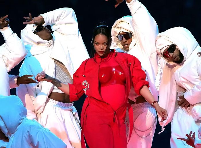Rihanna trình diễn tại Super Bowl 2023.