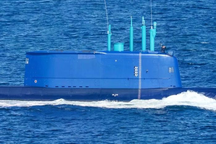 Về đặc điểm kỹ chiến thuật cơ bản của tàu ngầm INS Drakon, ngoài khả năng trang bị bệ phóng thẳng đứng, nó còn 10 ống phóng ngư lôi, trong đó 6 ống cỡ 533 mm và 4 ống cỡ 650 mm.