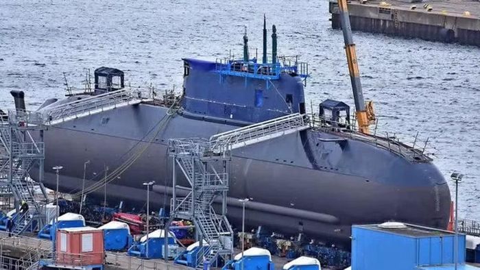 Trang Defense Express cho biết thêm, INS Drakon là một dự án dài hạn thực sự. Israel đã đặt hàng đóng tàu ngầm này với Tập đoàn TKMS từ năm 2011. Việc xây dựng bắt đầu vào năm 2012 và tàu được hạ thủy trong năm 2024.