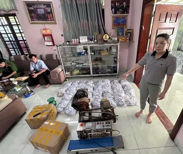 Lực lượng Công an kiểm tra, thu giữ số lượng lớn thuốc Đông y đóng gói cùng máy móc, phương tiện phục vụ việc sản xuất.