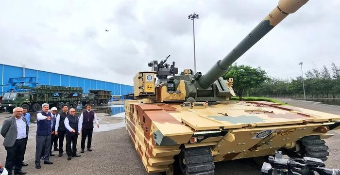 Ông Shivani lưu ý rằng việc bảo vệ biên giới phía Bắc của đất nước đòi hỏi quân đội phải có một nền tảng xe bọc thép hạng nhẹ đặc biệt, bởi vì các phương tiện thiết giáp hạng nặng như T-90 không thể hoạt động tốt trong điều kiện như vậy.