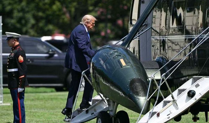 Theo thông tin được công bố, trực thăng Marine One rời công viên The Ellipse gần Nhà Trắng lúc 14h33 để đưa ông Trump đến Căn cứ liên hợp Andrews, chuẩn bị cho chuyến công du tới Los Angeles.