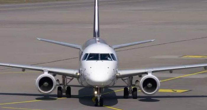 Theo quy định của Cục Hàng không Liên bang Mỹ (FAA), các máy bay phải duy trì khoảng cách tối thiểu 2,4 km theo phương ngang và 152 m theo phương thẳng đứng.