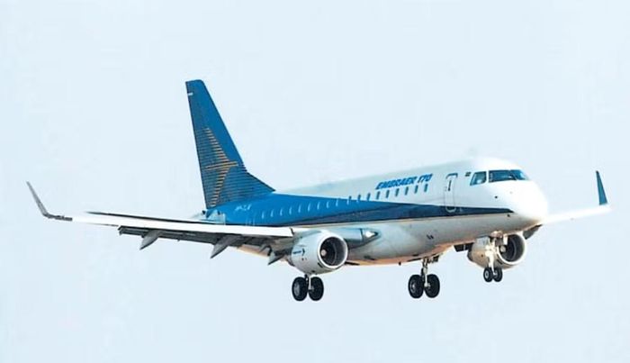 Chỉ một phút sau, chuyến bay Envoy Air 3742 sử dụng máy bay chở khách Embraer E170 cất cánh từ Sân bay quốc gia Ronald Reagan Washington để bay đến thành phố Pensacola, bang Florida. Envoy Air là công ty con của American Airlines.