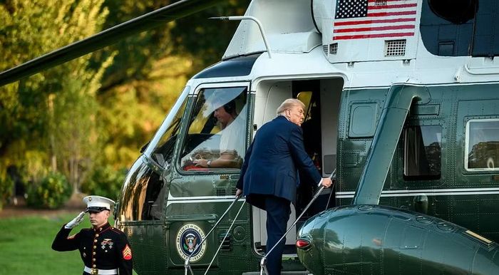 Sau chuyến bay, cả trực thăng Marine One và máy bay thương mại đều hạ cánh an toàn. Hãng American Airlines hiện chưa đưa ra bình luận.