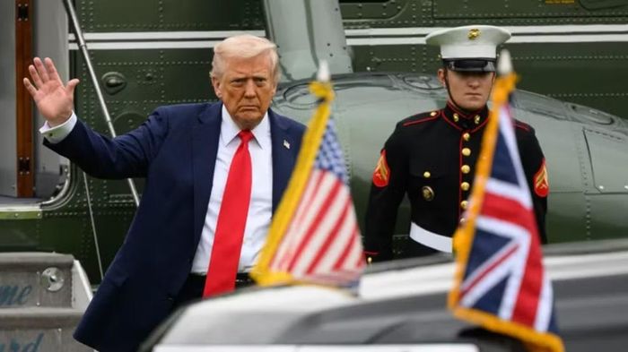 Trực thăng Marine One chở Tổng thống Mỹ Donald Trump đã gặp tình huống bay ở khoảng cách gần với một máy bay chở khách ngay sau khi cất cánh chiều 4/8, làm dấy lên nghi vấn về công tác kiểm soát không lưu tại khu vực thủ đô Washington.