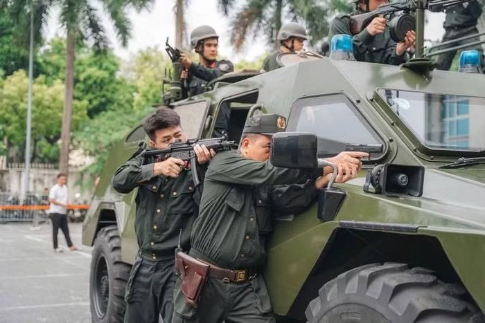 Các chiến sĩ sử dụng xe bọc thép làm điểm tựa chiến thuật, triển khai đội hình áp sát mục tiêu, bảo đảm an toàn và phát huy tối đa hiệu quả của phương tiện đặc chủng trong thực hành